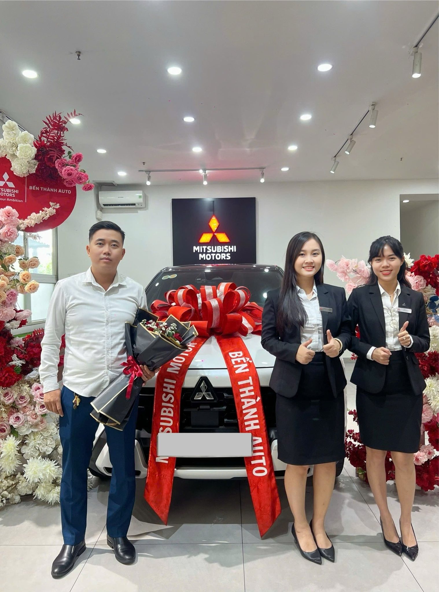 khách hàng nhận xe